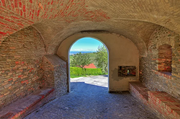 Passaggio medioevale ad arco in piccola città . — Foto Stock