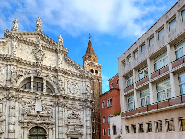 Kirche und modernes Gebäude in Venedig, Italien. — Stockfoto