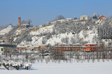 karla kaplı küçük bir kasaba.
