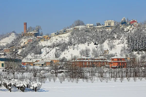Pequeña ciudad cubierta de nieve . —  Fotos de Stock