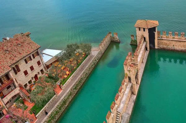 Castello Scaligero cinta muraria sul Lago di Garda . — Foto Stock