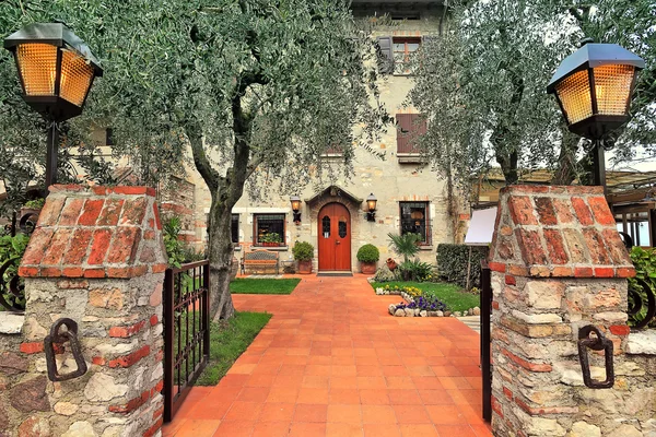 Terasa u vchodu do restaurace v sirmione, Itálie. — Stock fotografie