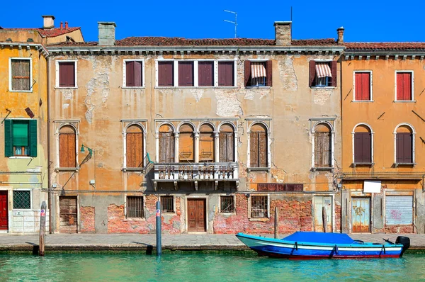 Antigua casa colorida a lo largo del estrecho canal en Venecia . —  Fotos de Stock