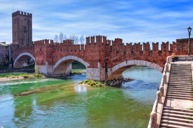 Castelvecchio'yu köprü Nehri.