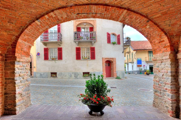 Paso de ladrillo arqueado y calle de tuétano en Italia . — Foto de Stock