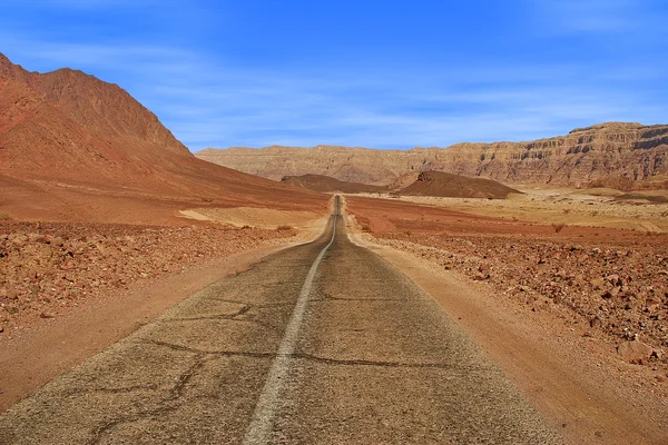 Road and red mountains in Timna park. — Stock Photo, Image