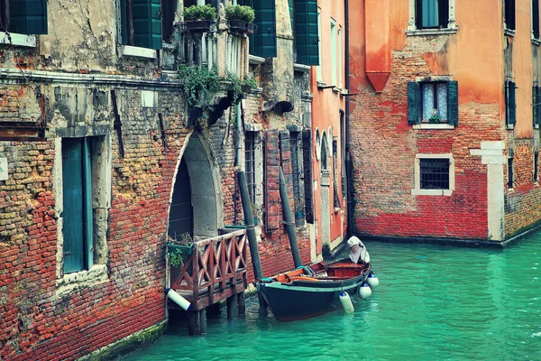 Loď a starý cihlový dům v Benátkách, Itálie. — Stock fotografie