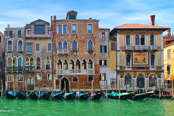 Gondoler och gamla byggnad vid Canal Grande. — Stockfoto