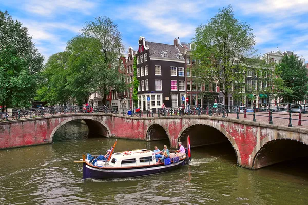 Tipica vista sulla città di Amsterdam, Paesi Bassi . Foto Stock Royalty Free
