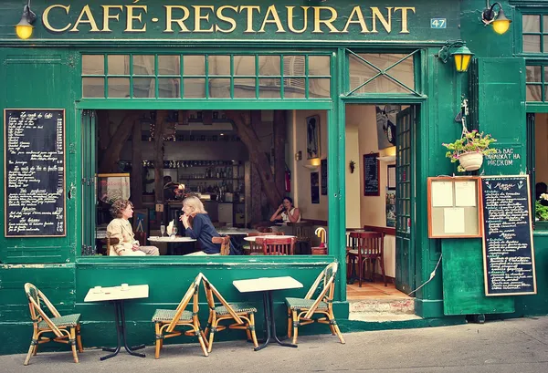 Café típico parisiense . Fotos De Bancos De Imagens