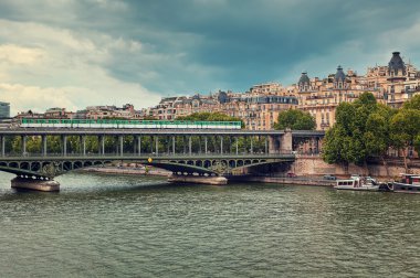 Pont de bir-hakeim Köprüsü. Paris, Fransa.
