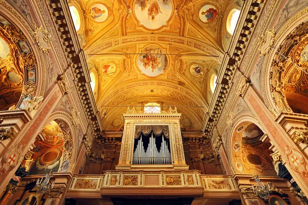 Organ and ornate ceiling. — Stock Photo, Image