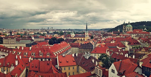 Prag rooftops Panoraması. — Stok fotoğraf