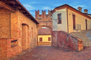 Arnavut kaldırımlı sokakta ve kırmızı ortaçağ duvarları tuğla.