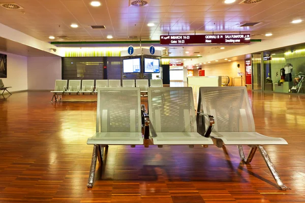 Área de partidas vista interior no aeroporto de Bergamo . — Fotografia de Stock