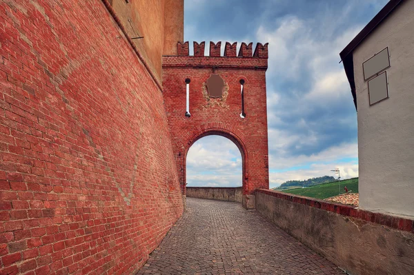 Enge kopfsteinpflasterstraße in barolo, italien. — Stockfoto