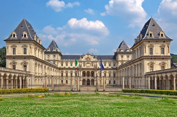 Gevel van valentino kasteel in Turijn, Italië. — Stockfoto