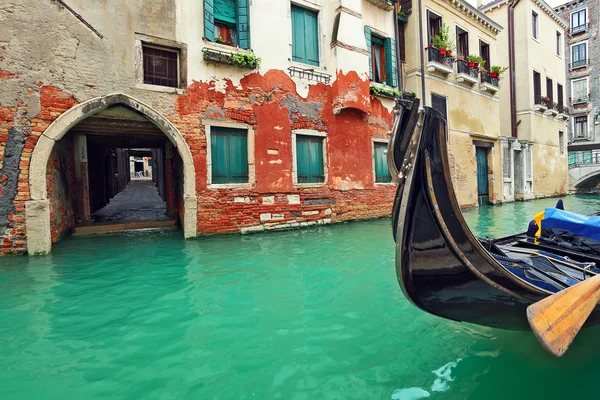 Gondel op kleine gracht in Venetië, Italië. — Stockfoto