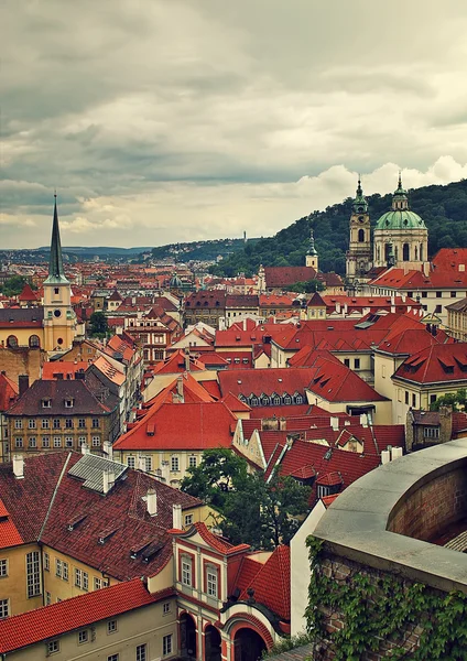 Červené střechy za zatažené obloze v Praze. — Stock fotografie