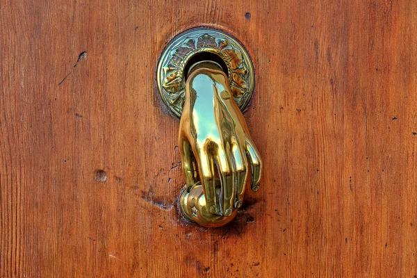 Χέρι σχήμα πόμολο της πόρτας. — Φωτογραφία Αρχείου