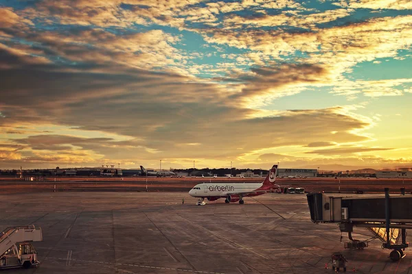 Avião taxiing para partida no aeroporto de Valência . — Fotografia de Stock
