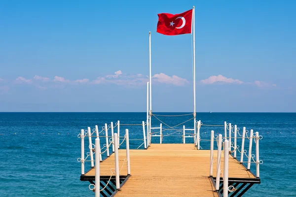 Kemer, Türkiye'nin küçük iskele üzerinde Türk bayrağı. — Stok fotoğraf