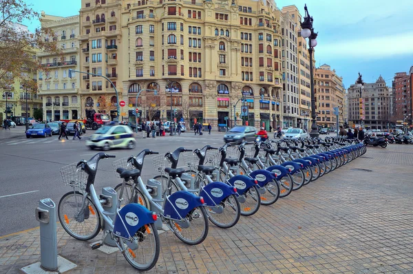 Estação de bicicleta na praça da cidade . — Fotografia de Stock