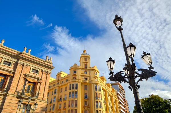 Lyktstolpe och typiska byggnader i valencia, Spanien. — Stockfoto