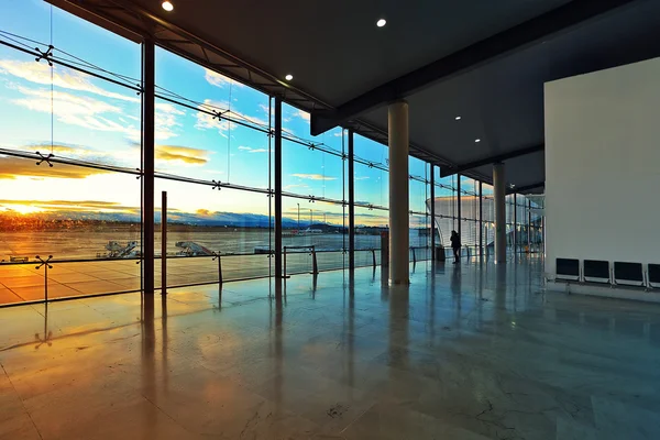 Janela na sala de partidas do aeroporto de Valência . — Fotografia de Stock