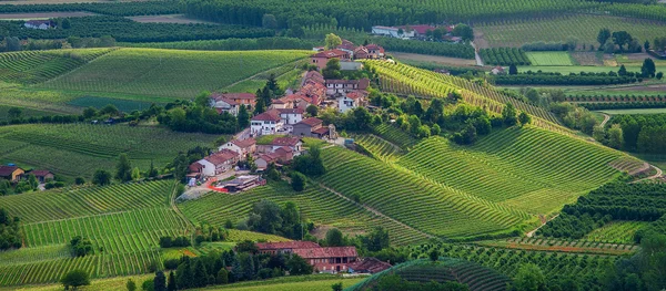 Pequena aldeia na colina em Piemonte, Itália . — Fotografia de Stock