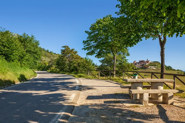 Yol ve yol kenarında üzerinde dinlenme alanı. — Stok fotoğraf