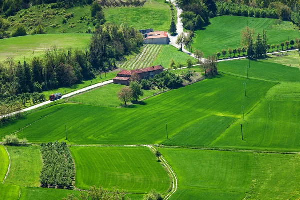 Grüne Felder des Piemont im Frühling. — Stockfoto