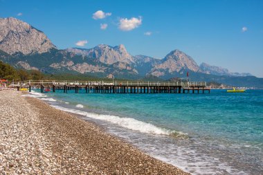 Shingle Plajı ve Deniz Manzaralı kemer, Türkiye.