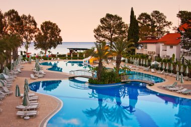 kemer, Türkiye otel havuz etrafında şezlong.