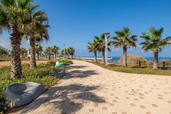 Promenade pavée le long de la mer Méditerranée . — Photo