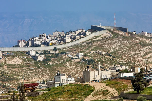Palestinsk by bak separasjonsmur i Israel . – stockfoto