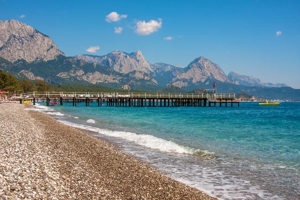 Playa de tejas y vistas al mar en Kemer, Turquía . —  Fotos de Stock