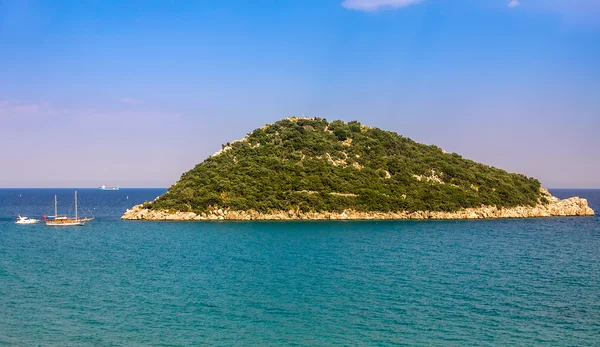Скалистый остров в море. — стоковое фото