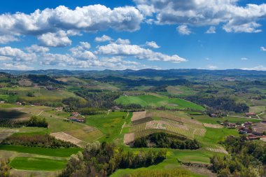 yeşil tepelerin ve çayırlar Piedmont, İtalya.