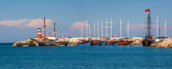 Navios à vela na marina no mar Mediterrâneo . — Fotografia de Stock