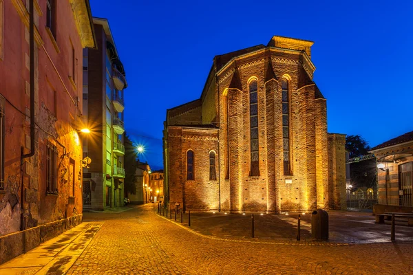 Fassade der Kirche am frühen Morgen in Alba. — Stockfoto