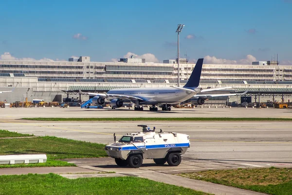 Polizia veicolo pattuglie aeroporto a Monaco di Baviera. — Stockfoto