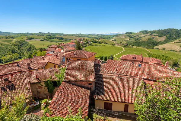 红色的屋顶和绿色的山丘，在意大利皮埃蒙特. — 图库照片