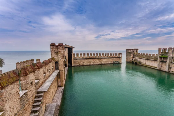 Mura medievali e Lago di Garda . — Foto Stock