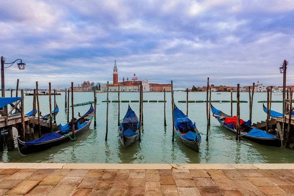 Góndolas en el Gran Canal bajo cielo nublado en Venecia . —  Fotos de Stock