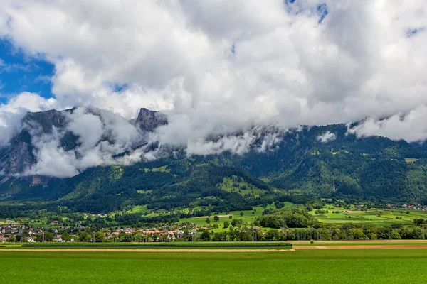 Zelená pole a hory v Německu. — Stock fotografie