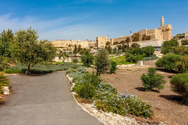 Urban park, Tower of David and citadel in Jerusalem. — Stock Photo, Image