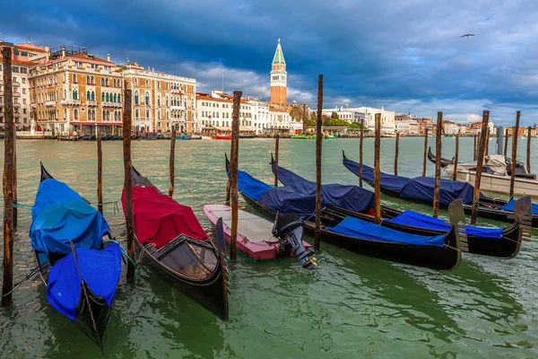 Gondolas on Grand Canal in Venice, Italy. — Stock Photo, Image