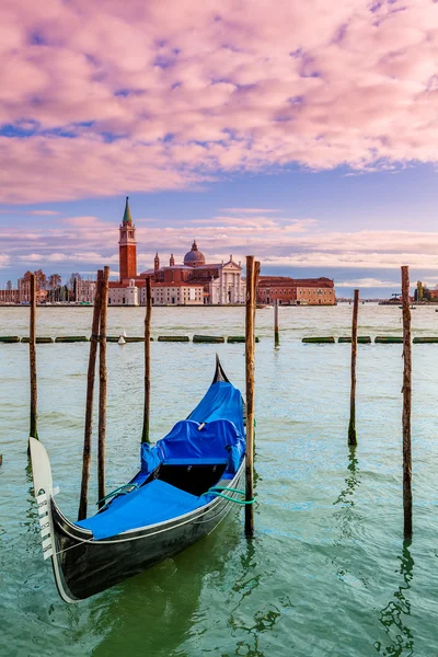 Gondola on Grand Canal in Venice, Italy. — Stock Photo, Image