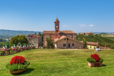 yeşil çim ve kırmızı kilise Piedmont, İtalya.